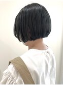 暗めカラーとパツっとボブ