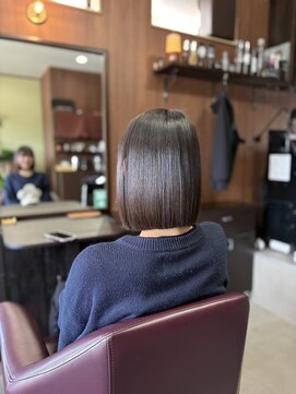 アオイ(Aoi) ラインが可愛い切りっぱなしボブ×艶