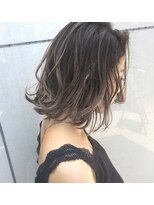 トルネード(TORNADO)&nbsp;外国人風ボブ ハイライトグラデーション グレージュ　外ハネ