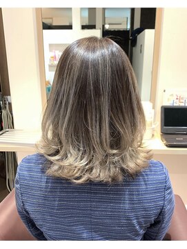 ジューシー(Beauty Consultant 10C) ホワイトバレイヤージュ