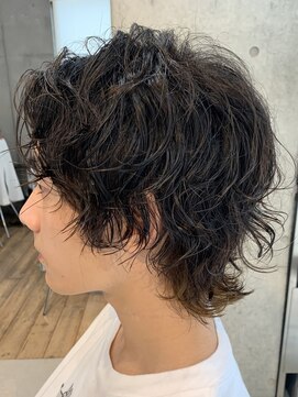 フィフス(fifth) マッシュウルフ　ツーブロック　スパイラルパーマセンターパート