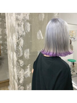 イン(in.) ホワイトシルバー×パープルライン×きりっぱなしボブ