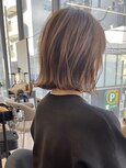 大人女子に人気◎小顔効果の外ハネミディアムボブ白髪ぼかし白髪