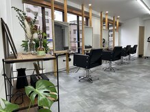 スリークヘア(SLEEK hair)の雰囲気（自然光が入って明るい店内です♪）