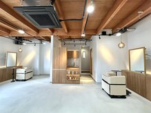 ソードリーフ 久宝寺店(swordlief)の雰囲気（隣の席とはなれている広々コンクリートの空間♪）