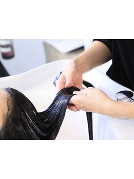 Cinderellaオリジナルのトリートメントで髪質改善！内部補修効果でうるツヤの美しい髪を手に入れよう♪