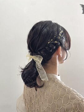 ヘアーアンドメイクアップモパ ふんわりポニー