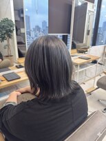 プラスイズム ヴェレン(PLUSISM Velen) ダークグレージュの外ハネミディ