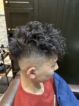 ミリオンバックス 御徒町店(Million Backs) スペインカール/スキンフェード/束感ショート<理容室>[メンズ]