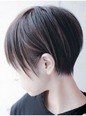 どの世代でも似合うクール系ダークシルバーショートヘア