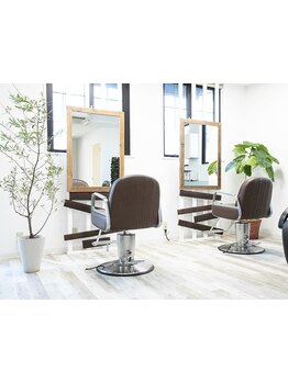 幅広い年代のお客様、多数ご来店