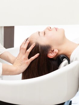 マヌ ア マヌ(manu a manu)の写真/エステシモ使用のヘッドスパ◎頭皮の血行促進と髪のダメージを改善し健康的な艶髪へ