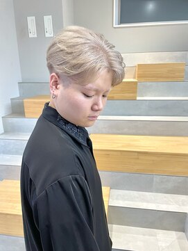 カケル(×.) サラッとセンターパート×ホワイトベージュ！