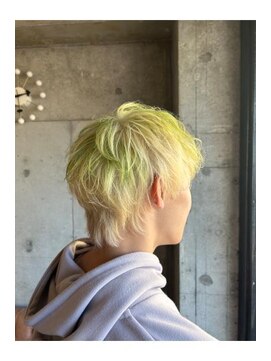 ショートレイヤー透け感ホワイト×ライトグリーンスタイル