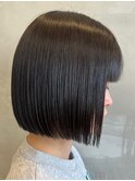 まとまり良く、自然なシルエットのミニボブスタイル