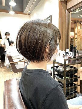 オプスヘアーアネロ(OPS HAIR ANELLO) モカグレージュ丸みショート×耳だしショート