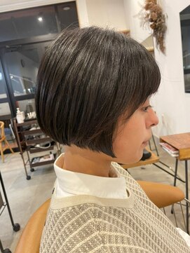 チルハウス(Chill-hus) ナチュラルロングツヤ感髪質改善×厚めバングぱつっとハニボブ