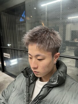 イーラ(era) 短髪アップバングシルバーベリーショート