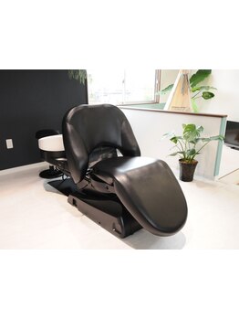 ダメージやくせ毛を改善するだけでなく、髪の内部から潤いを与え、艶やかな髪へと導きます。