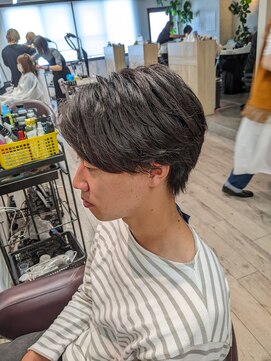 コワファーストナガサキシャンプーボーイ(COIFF1RST NAGASAKI SHAMPOO BOY) ショートセンターパート×フェザーパーマ