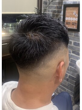 ミリオンバックス 御徒町店(Million Backs) アイロンパーマ×スキンフェード<理容室>[メンズ/眉毛/バーバー]