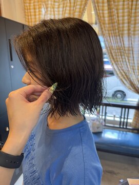 チャプター 問屋町(chapter) 顔まわりレイヤー切りっぱなし顎下ボブパーマ風スタイリング韓国