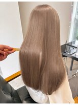 イル(ill)&nbsp;ダブルカラー　ケアブリーチ　ミルクティーカラー　ロングヘア