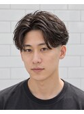 ワンカールフェザーパーマ×センターパート｜自然な毛流れと束感