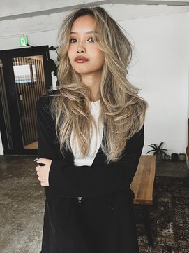 メリー オオサカ(Merly Osaka) これぞ海外風ブロンドバレイヤージュ_無造作コテスタイリング！