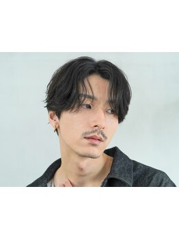 《センターパートのパーマデザイン》毛先の流れまで重視したパーマで、細かなニュアンスまで再現◎[原宿]