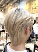エンドカラーホワイトブロンドブリーチカラーフェザーショート