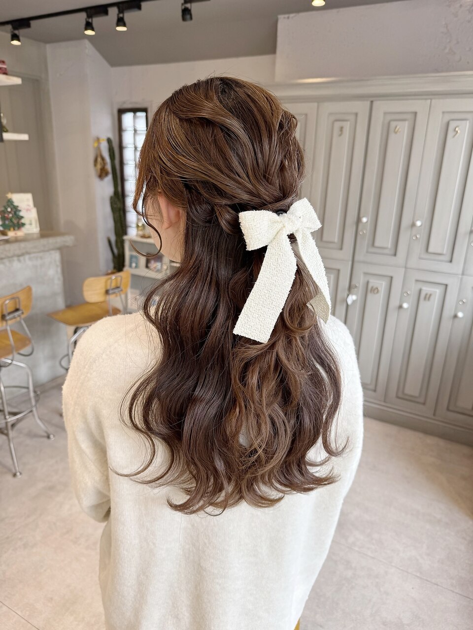 ハーフアップヘアアレンジミルクティーベージュカラーヘアセット