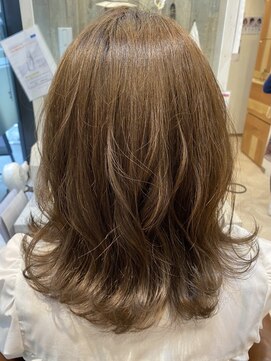 ヘアーサロン キー(Key) レイヤーカットゆるふわくびれミディアム♪ホワイトアッシュ