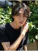 大人の抜け感を演出する、今トレンドのフェザーパーマ