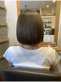くすみベージュ×ぱっつんボブ