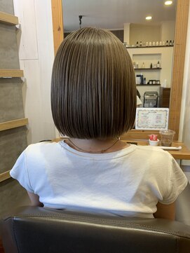 アンプリフィア(amplifier) くすみベージュ×ぱっつんボブ