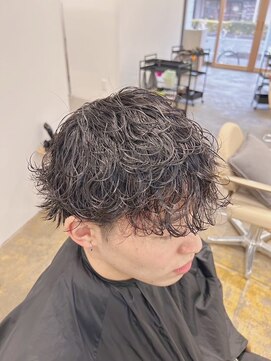 ビルド(build) スーツ短髪ツーブロック束感モテる黒髪シークレットパーマ流行