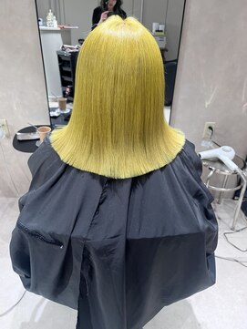 エラ(ere) アンニュイイエローカラー　ハイトーンボブ　ピスタチオカラー