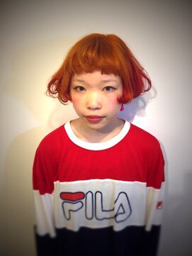 プランクスター(prankster) ［prankster］オレンジ色のショートボブに赤色のインナーカラー