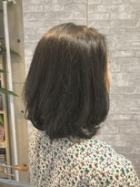 マニス(manis)&nbsp;アッシュブラック大人上品セミディプードルパーマ30代40代50代