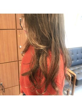アルマヘアー(Alma hair by murasaki) マットベージュカラーのロングスタイル
