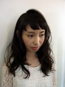 リグモフ(ligmorHu) ショートバングと柔らかウェーブでピュアな可愛さ