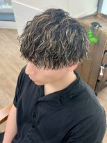 ネオリーブ クーロ メゾン 横浜(Neolive curro Maison)&nbsp;筋感ハイライト×ツイスパ波巻きパーマ【横浜メンズパーマ】