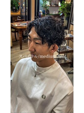 シークレットミラーズ(SECRET MIRRORS) スパイラルパーマ/刈り上げ/センターパート