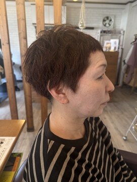 ラニ ヘアーアイラッシュ(lani hair eyelash) 癖毛を生かしたショート×ブラウンカラー