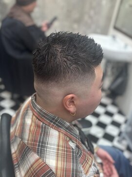 フランクス バーバー ウエストトウキョウ 吉祥寺店(FRANK’S BARBER WEST TOKYO) 波巻きツイストスパイラルリバースセンターパートニュアンスパT