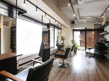 ヘアーデザイン チューロ(HAIR DESIGN CHULO)の雰囲気（日差しの射し込む明るい店内◎静かで落ち着いた雰囲気です。）