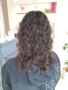 エミュ(emu) 毎日朝のスタイリングが簡単！ウルフパーマ