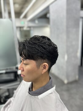 クロムトウキョウ ザ バーバー ネオン 新宿店(CHROM TOKYO the Barber ne/on) フェザーパーマ/センターパート