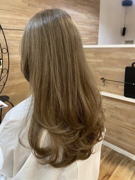透明感ベージュの軽やかレイヤーロング